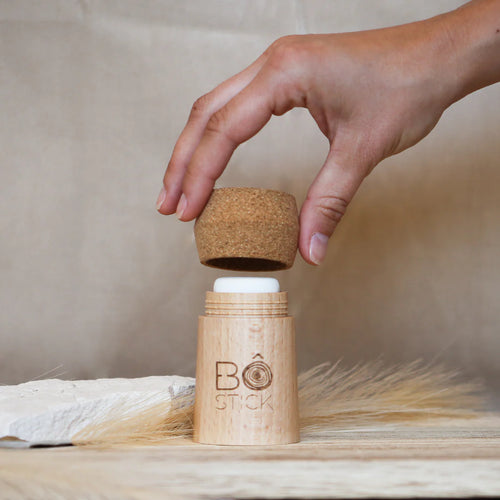 BÔ-STICK - Bouchon en liège pour applicateur déodorant bois de hêtre - vue face avec applicateur